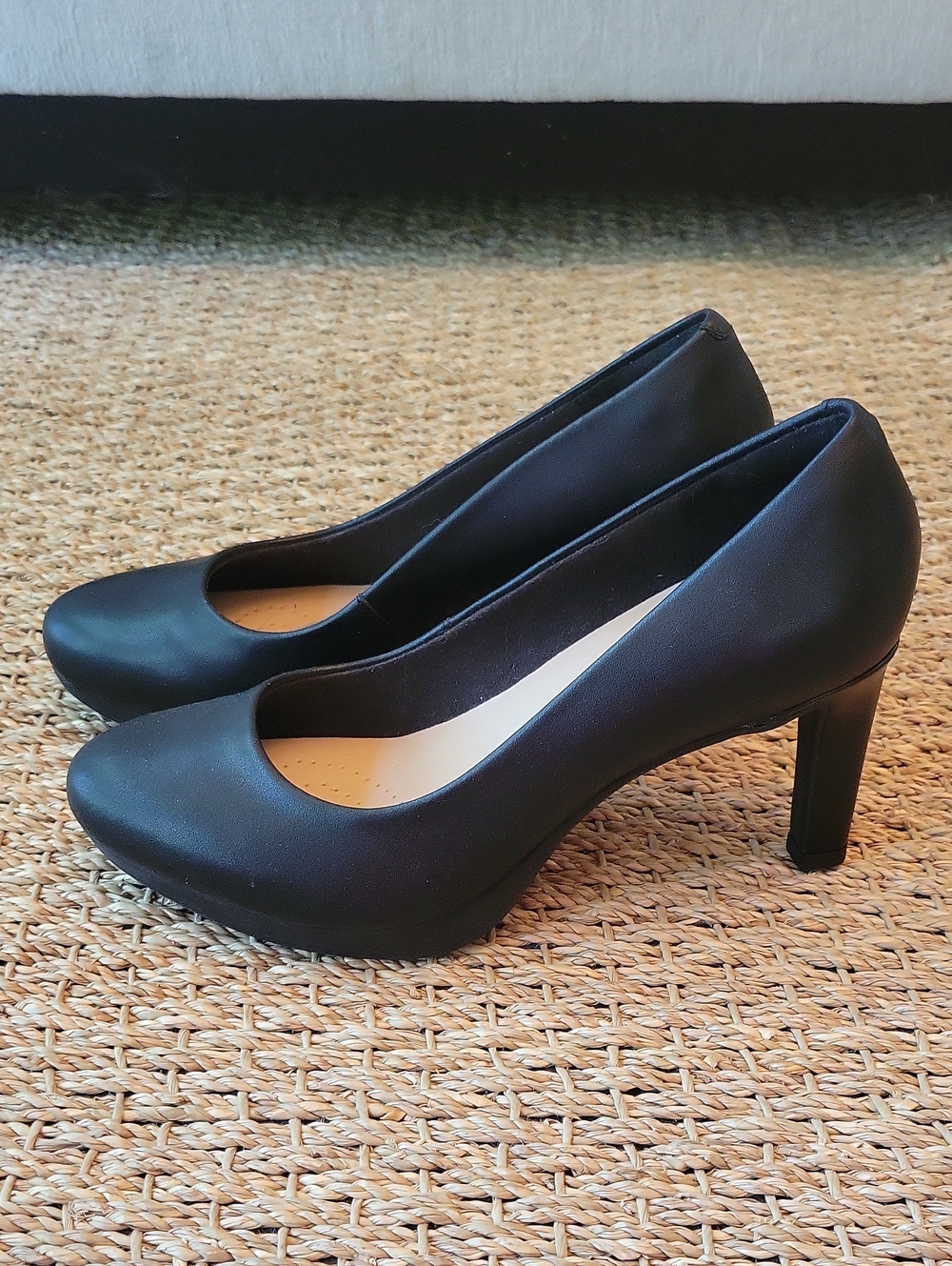 CLARKS collection Ambyr Joy Black Leather Heels. Rounded Toe Size 7.5
